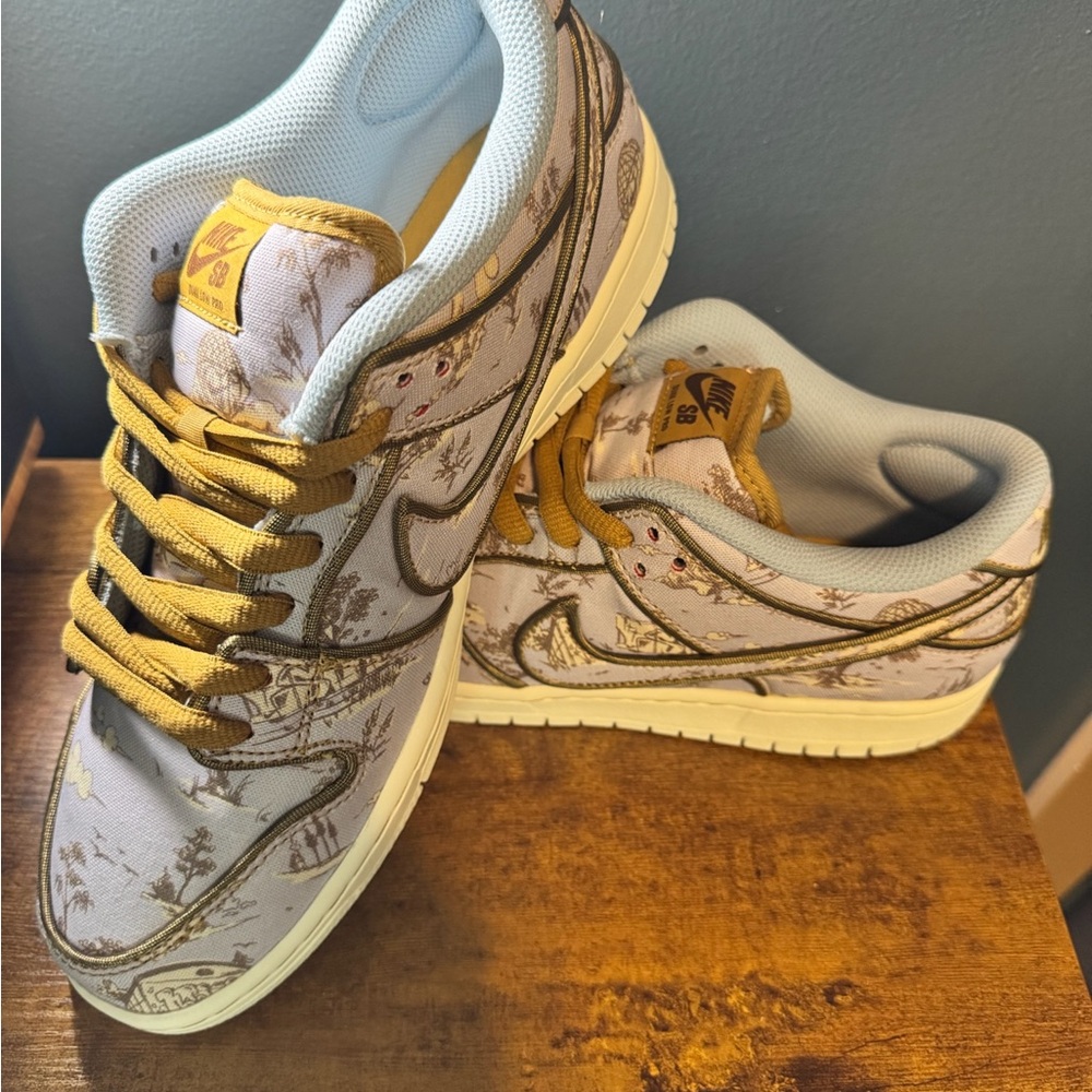 NWT Nike SB Dunk Low Premium “City of Style” Size 9M / 10.5W